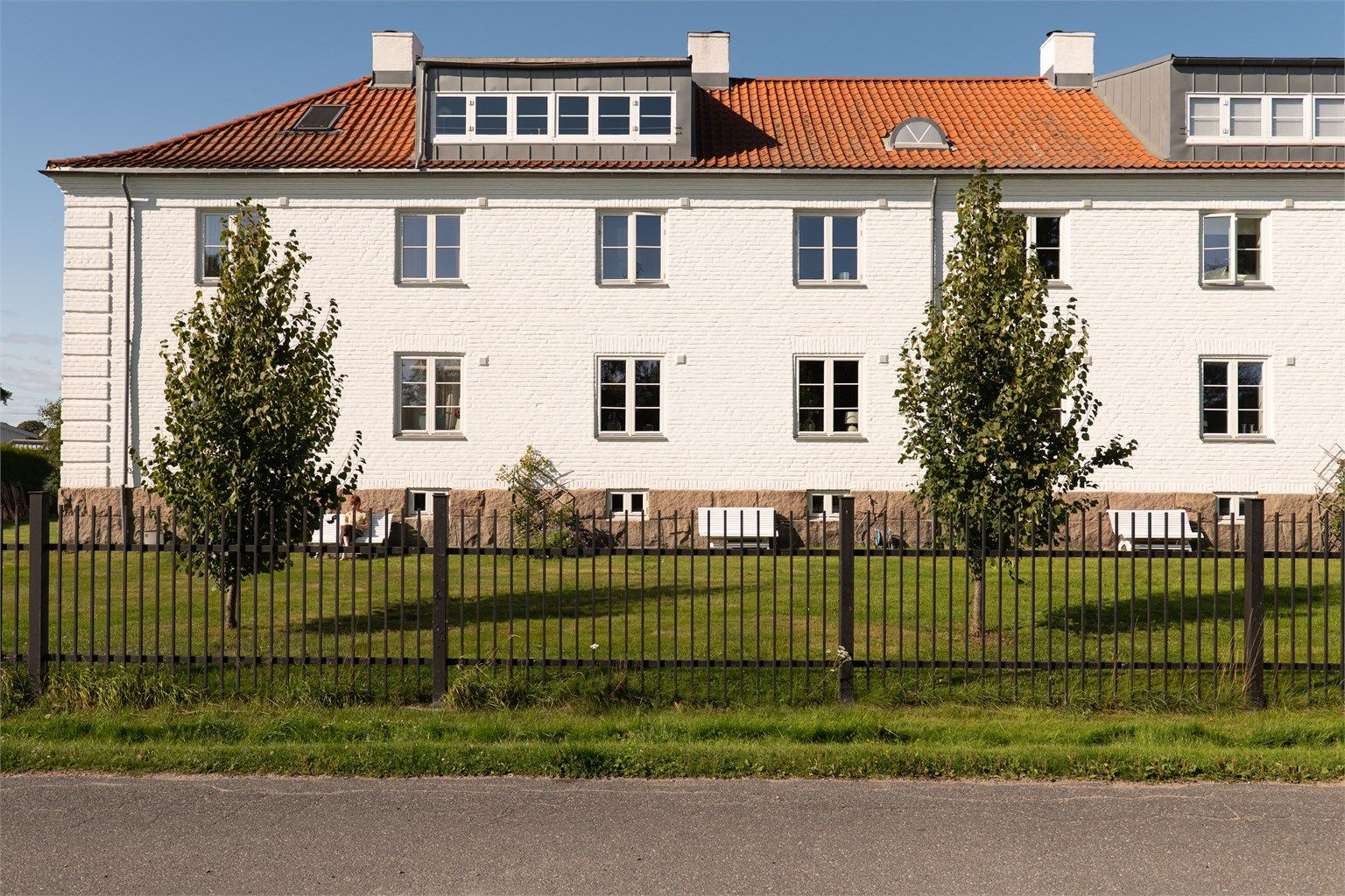 Fra leiligheten i første etasje er det kort vei ut til sameiets store hage, hvor det sommerstid er sol fra morgen til kveld.