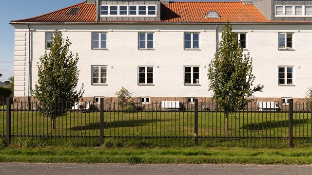 Fra leiligheten i første etasje er det kort vei ut til sameiets store hage, hvor det sommerstid er sol fra morgen til kveld.