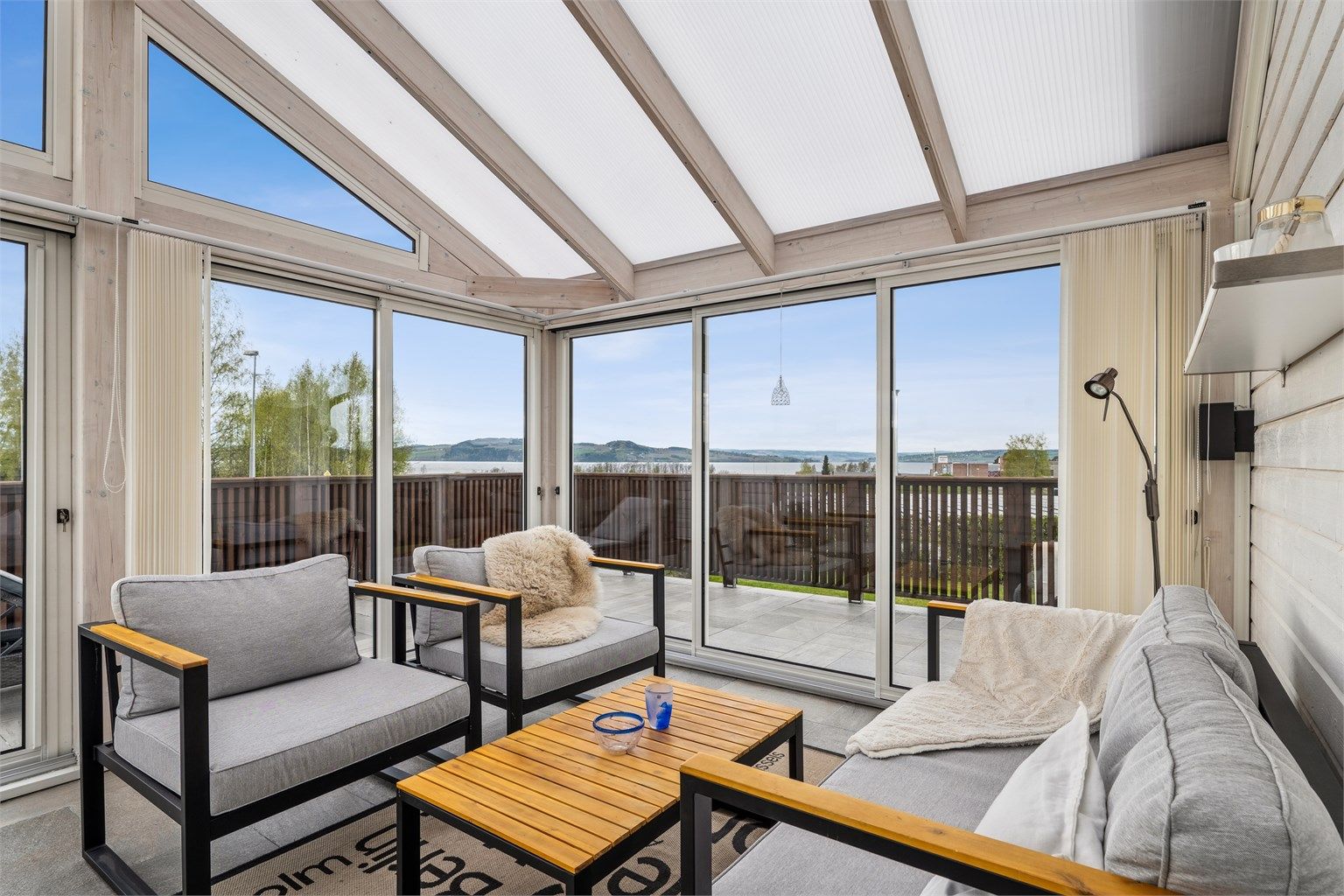 Stor vinterhage med flott Mjøsutsikt. 