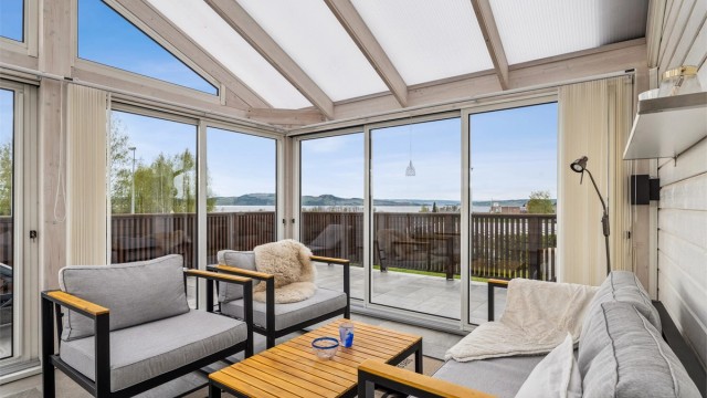 Stor vinterhage med flott Mjøsutsikt.