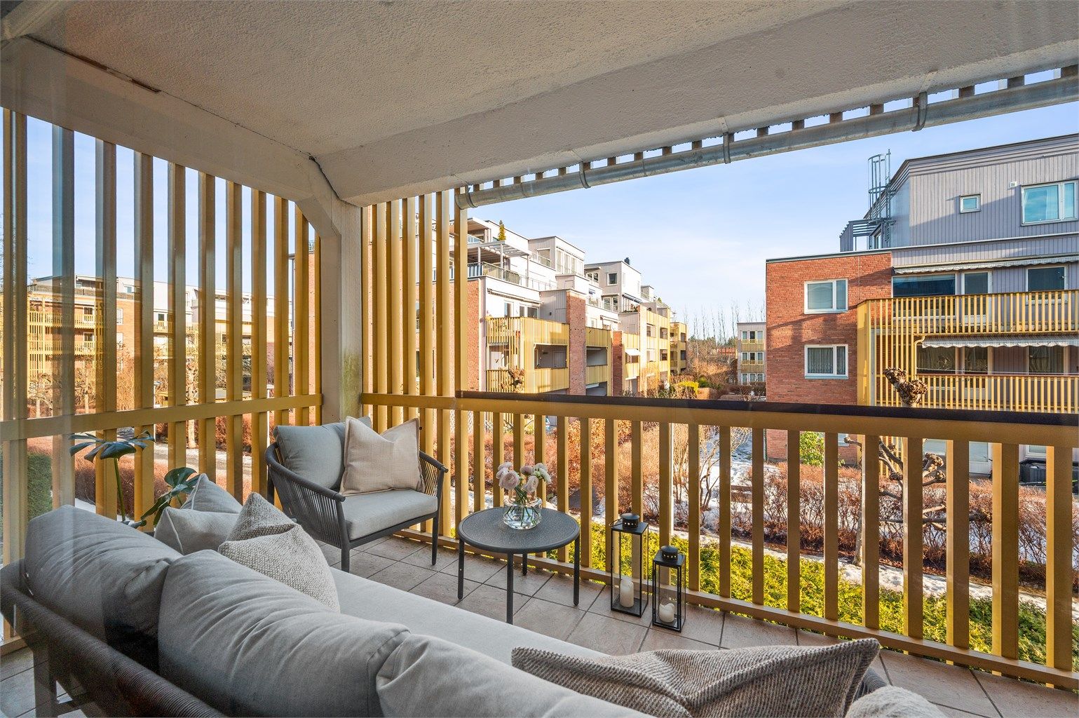 Den sydøstvendte balkongen på ca. 14 m² blir en herlig forlengelse av stuen i sommerhalvåret.