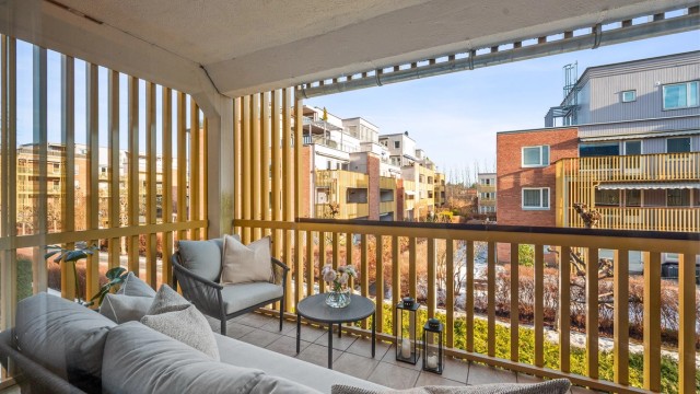 Den sydøstvendte balkongen på ca. 14 m² blir en herlig forlengelse av stuen i sommerhalvåret.