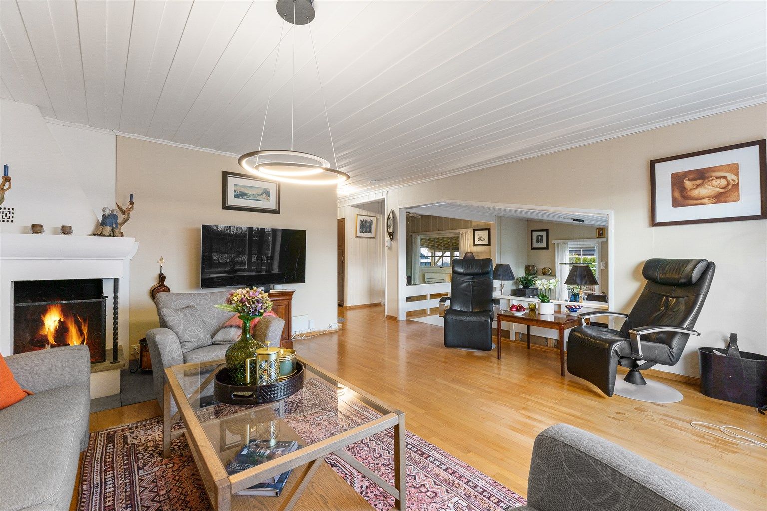 Utsyn fra stuen mot spisestuen og TV-stuen.