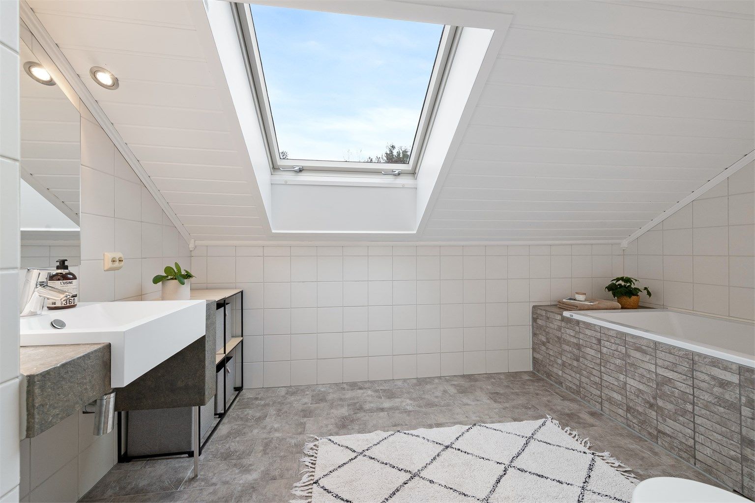 Takvinduet gir et flott, naturlig lysinnslipp på badet.