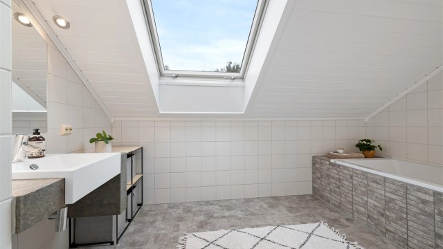 Takvinduet gir et flott, naturlig lysinnslipp på badet.
