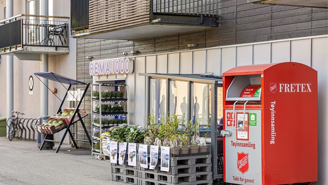 Rema 1000 i Røa Næringspark ligger kun et par minutters gange fra leiligheten. Nærmeste bussholdeplass ligger ca. 4 minutters gange unna.