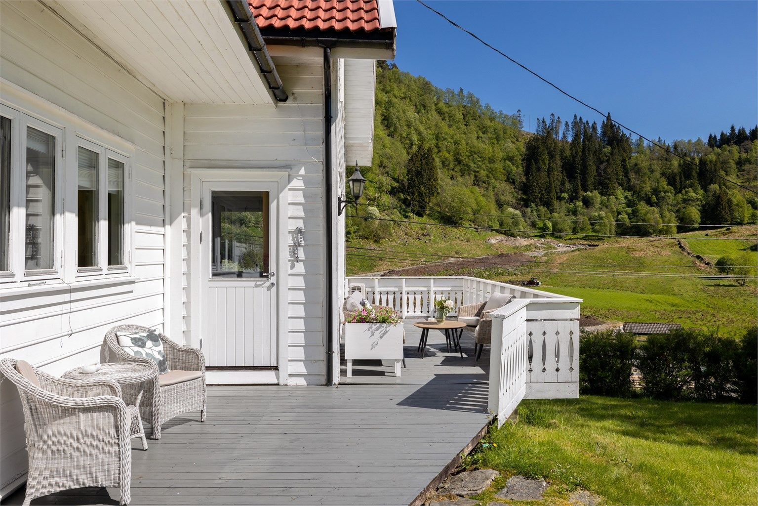 Stor terrasse med gode solforhold