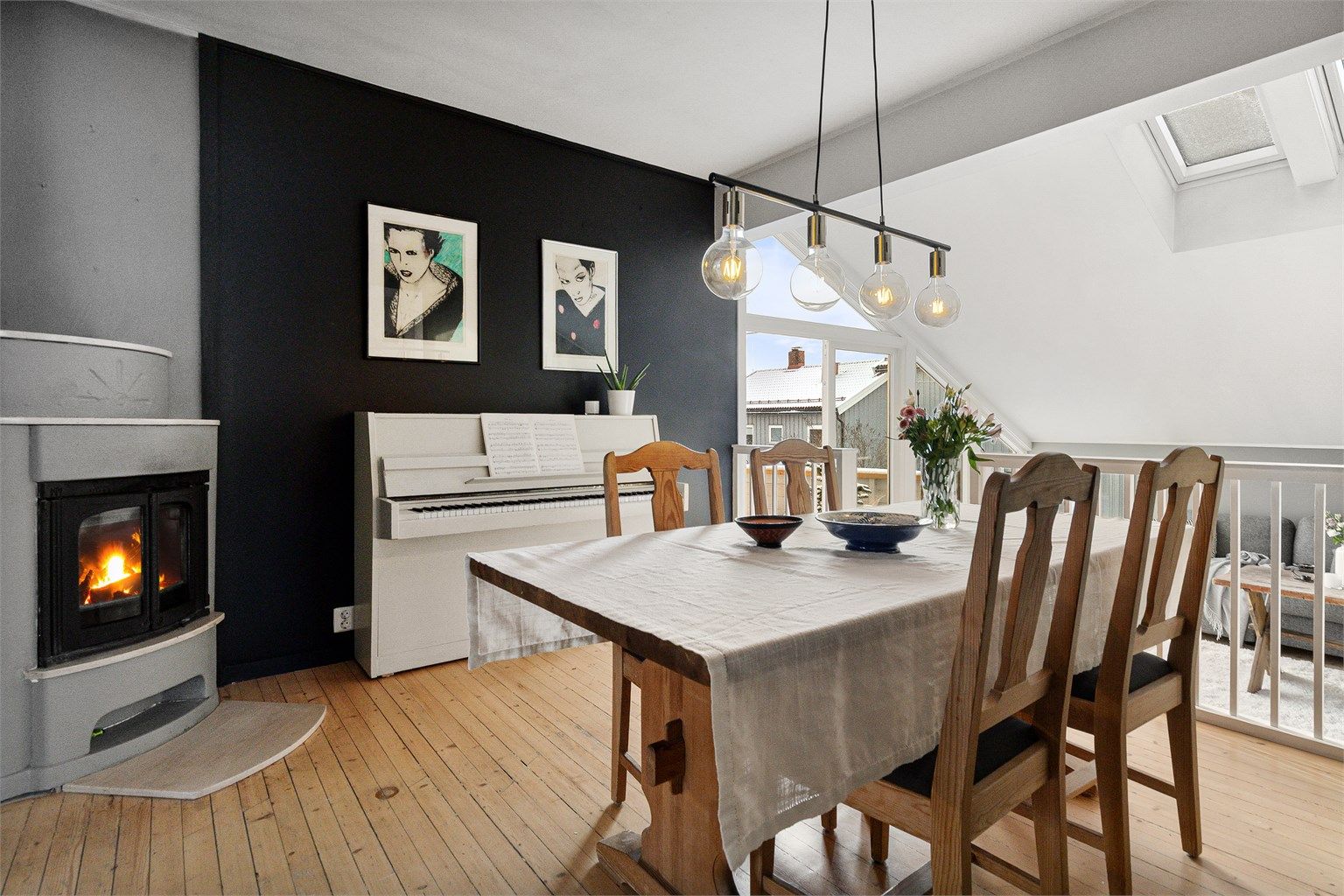 Den åpne løsningen gir en god flyt mellom spisestue og stue.