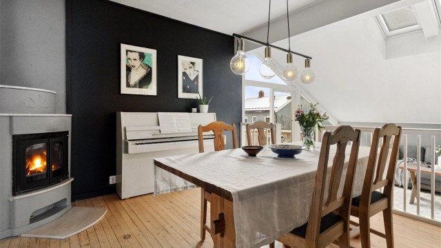 Den åpne løsningen gir en god flyt mellom spisestue og stue.