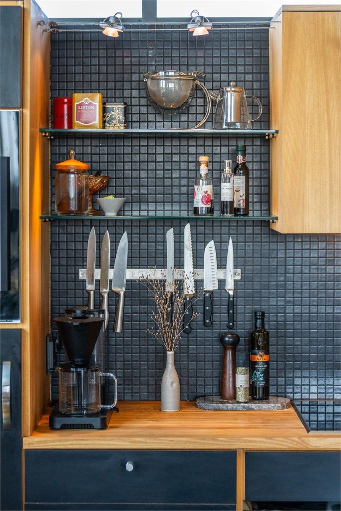 Åpne hyller og smarte oppbevaringsløsninger gir et funksjonelt og personlig kjøkken