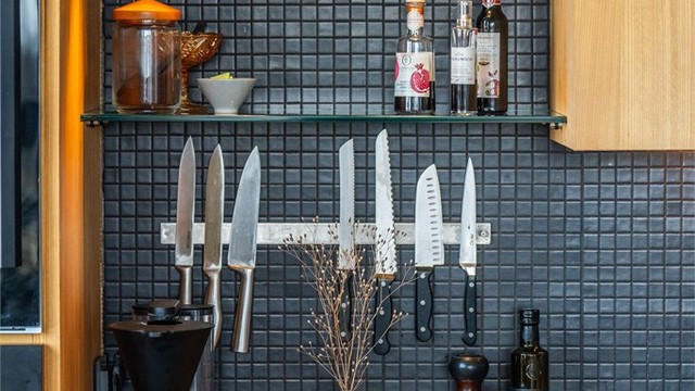 Åpne hyller og smarte oppbevaringsløsninger gir et funksjonelt og personlig kjøkken