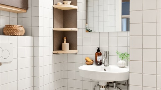 Videre er det i følge tidligere eier og boligannonse opplyst at badet er fra 2020.