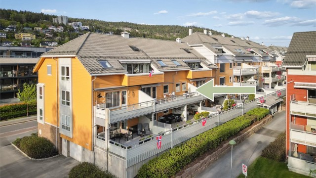 Bygget er fra 2001 og har heis, med adkomst til leiligheten i 2. etasje.