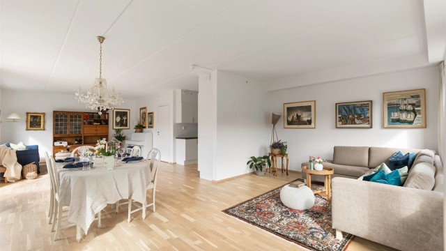Her er det plass for både sofagruppe, TV-seksjon, spisegruppe, lesehjørne og annet passende møblement