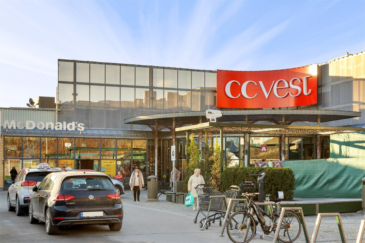 Nærmeste store kjøpesenter er CC Vest, med et bredt utvalg av butikker og tjenester.