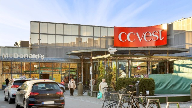 Nærmeste store kjøpesenter er CC Vest, med et bredt utvalg av butikker og tjenester.