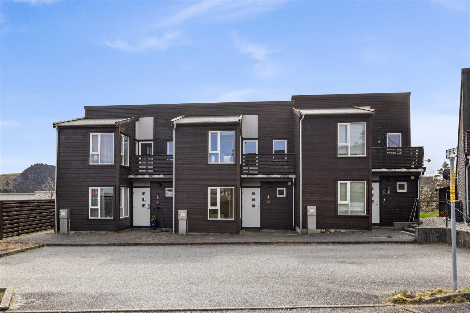 Innholdsrikt rekkehus i det etablerte og familievennlige boligområdet Bogafjell. (Foto: Marianne Lyse)