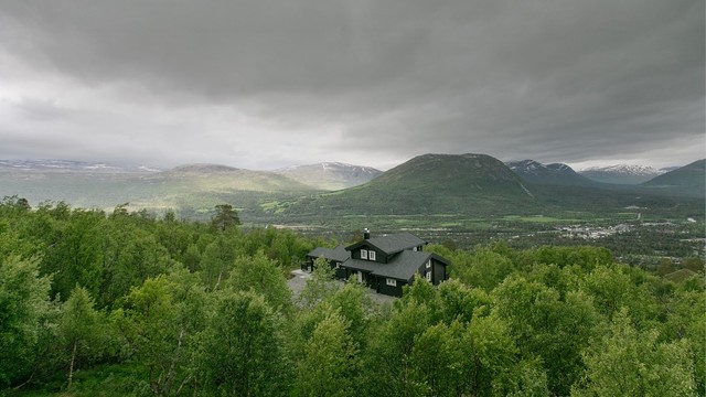 Hytta ligger fritt og usjenert til i Bjorlia, med gode solforhold.