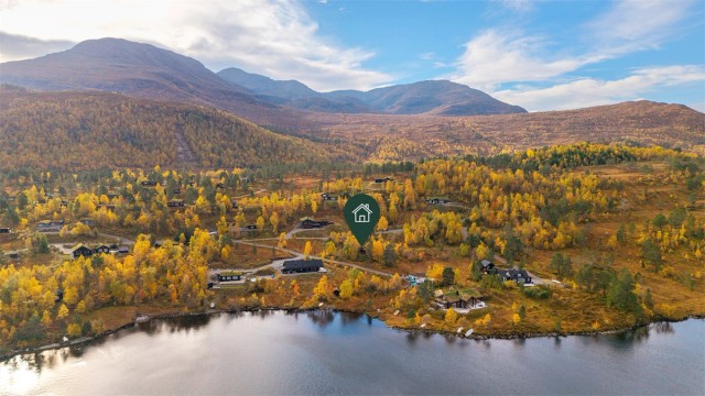 Nysætervannet med omkringliggende fjell og turterreng.