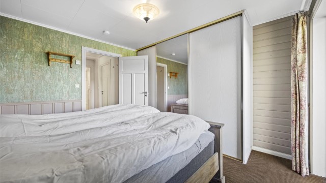 Soverommet har god plass til dobbeltseng og garderobeløsning.