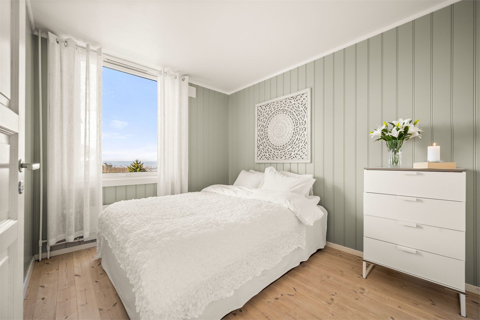 Hovedsoverommet har god plass til dobbeltseng og garderobeløsning.