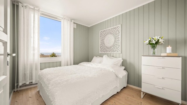 Hovedsoverommet har god plass til dobbeltseng og garderobeløsning.