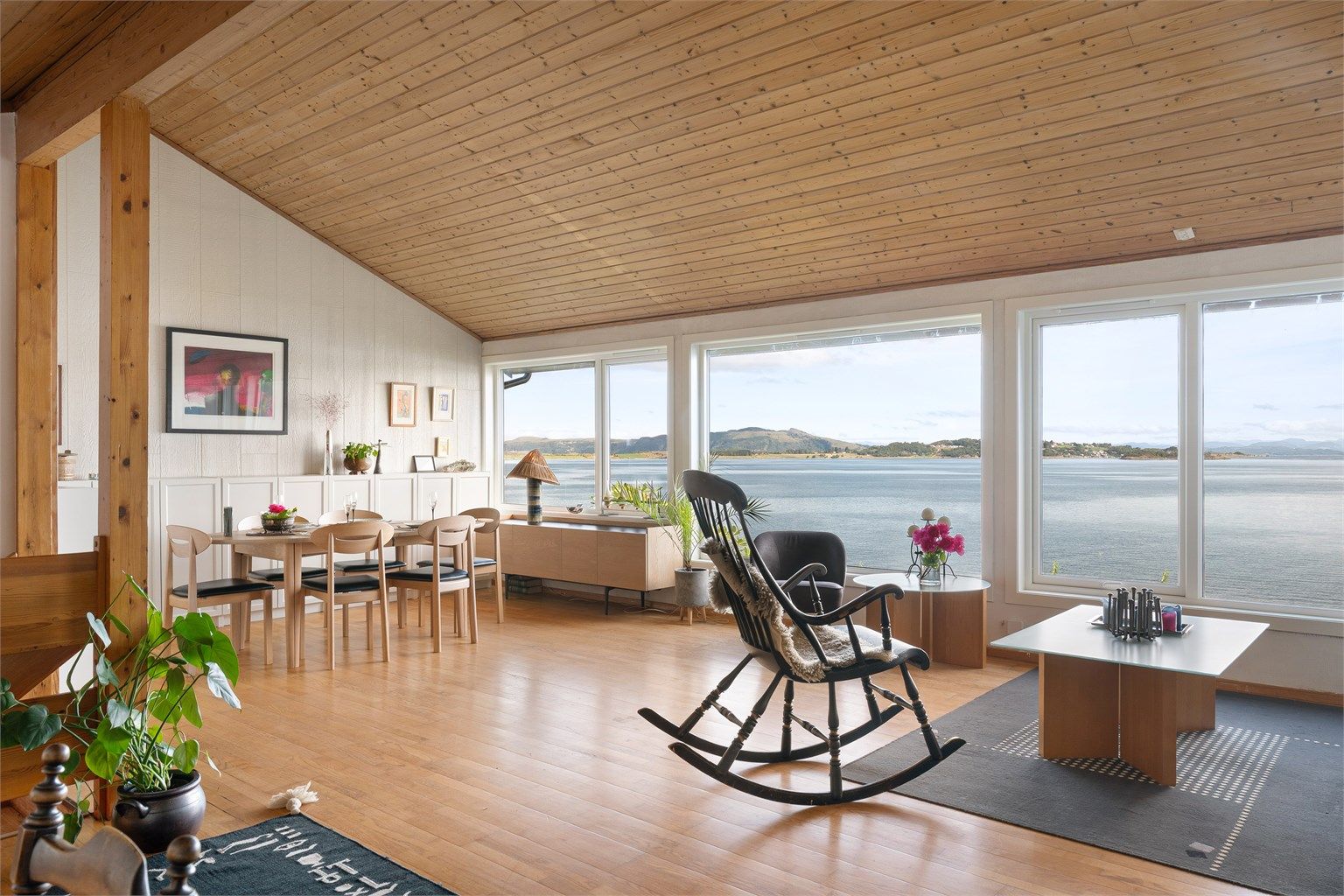 Innholdsrikt rekkehus med spennende arkitektur plassert i fremste rekke mot havet med panoramautsikt. 