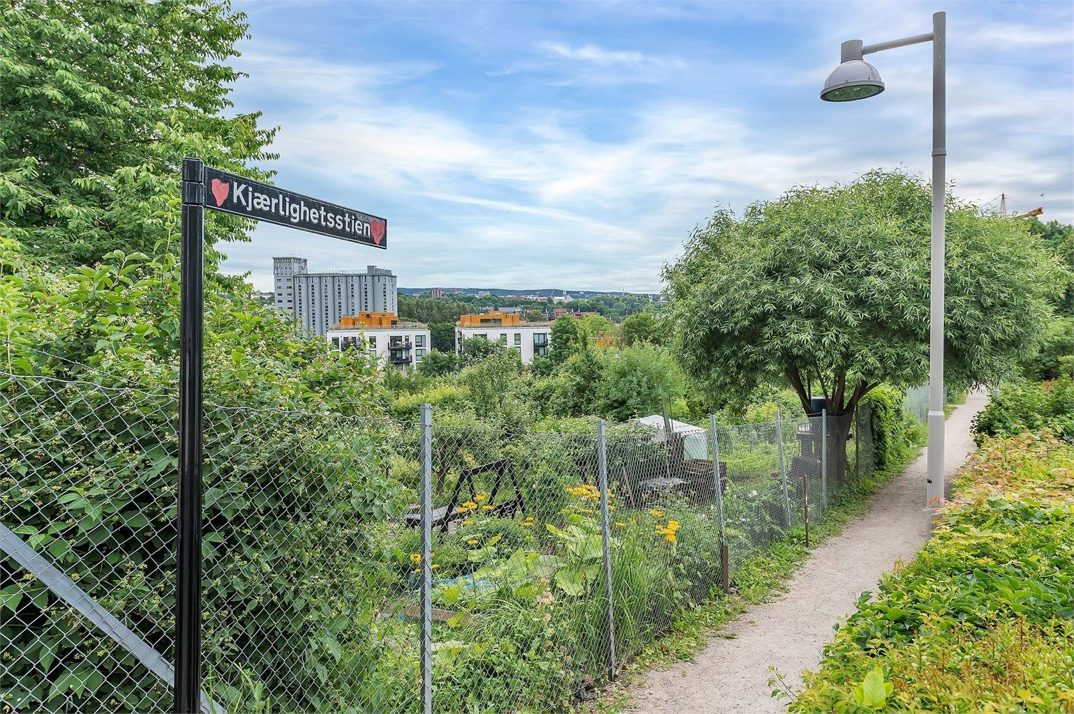 Kort gangavstand til Oslos mange grønne lunger som Kjærlighetsstien - Egebergløkka parsellhage.