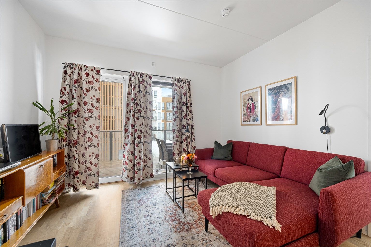 Vinduer med tre-lags glass fra byggeåret bidrar til god isolasjon.