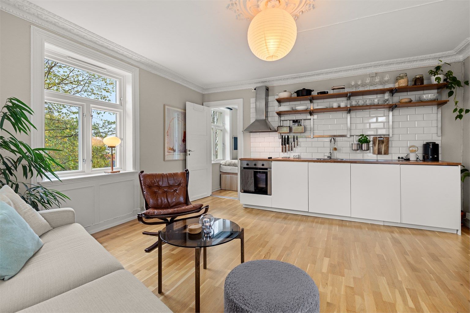 En lekker og klassisk 2-roms hjørneleilighet med attraktiv beliggenhet, god planløsning og lekker stukkatur og rosett. 