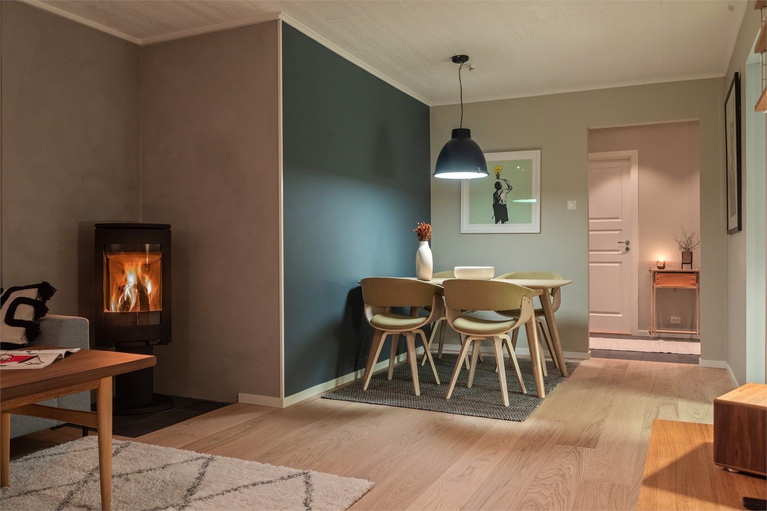 Spisestuen har praktisk plassering nært kjøkkenet