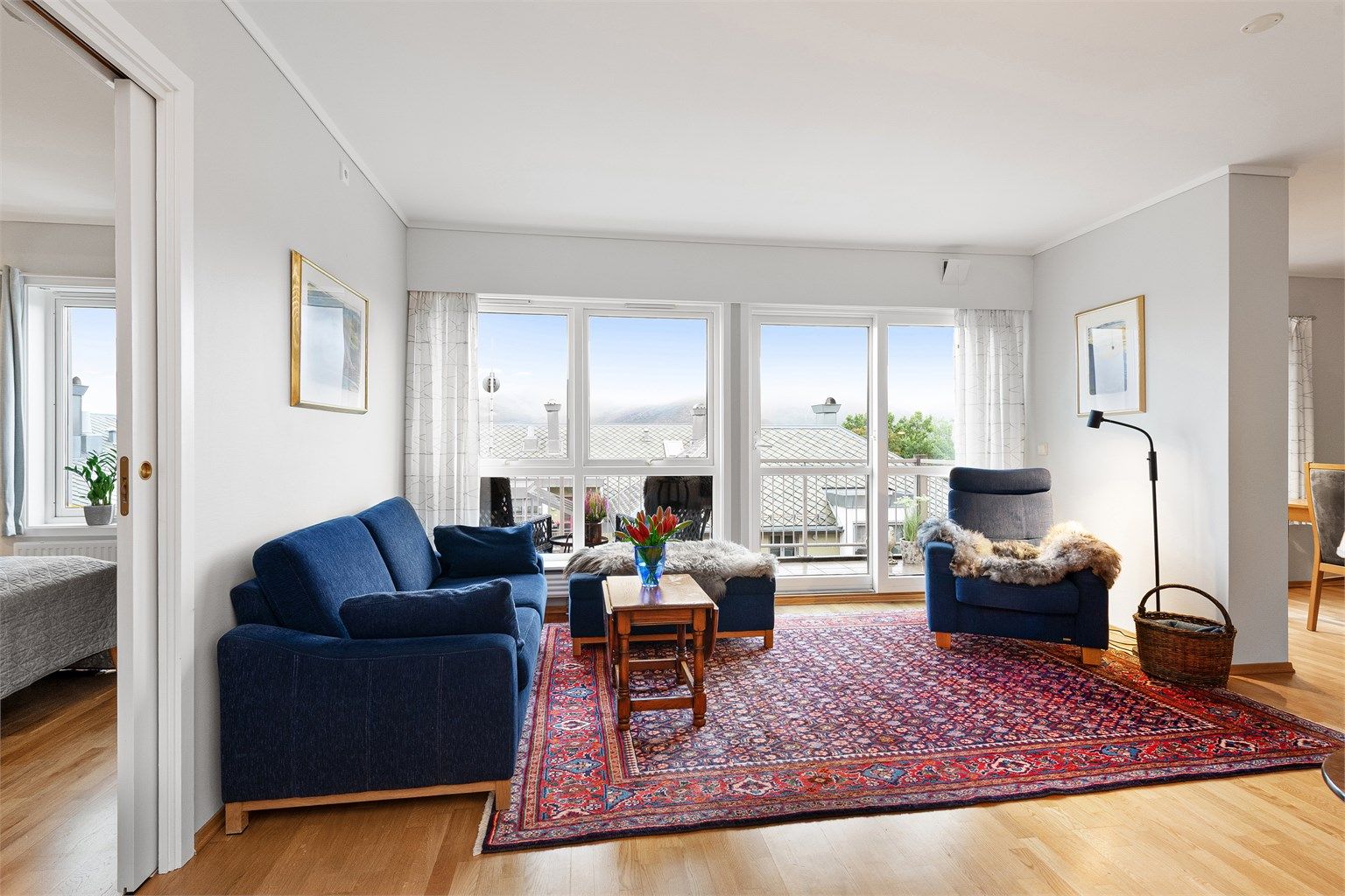 Stuen har store vinduer og meget gode lys- og utsiktsforhold. Utgang til balkong