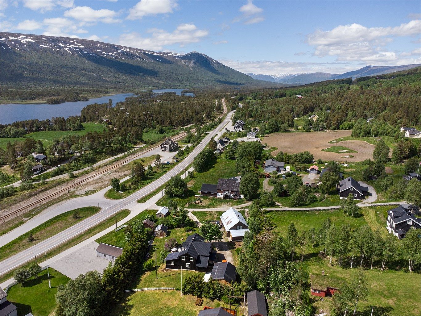 Utsikt mot Lesjaskogsvatnet og fjellandskapet rundt.