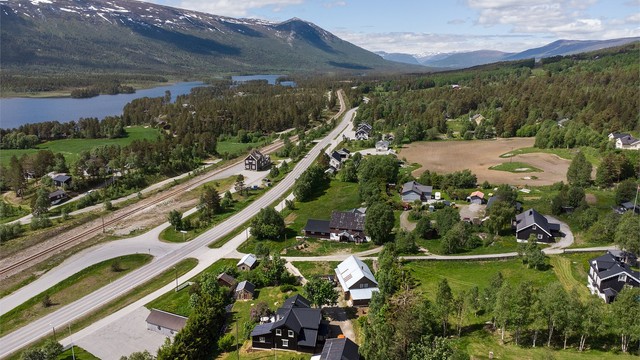 Utsikt mot Lesjaskogsvatnet og fjellandskapet rundt.