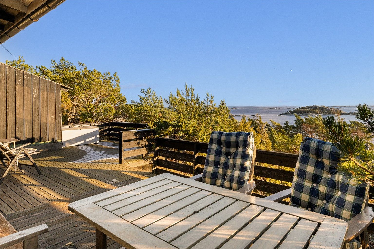 Terrasse med utsikt utover sjøen.