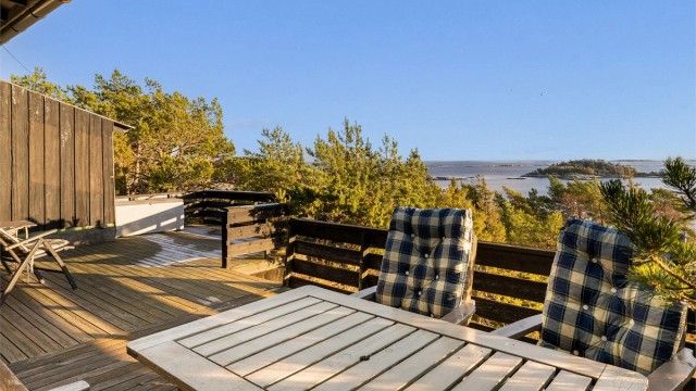 Terrasse med utsikt utover sjøen.