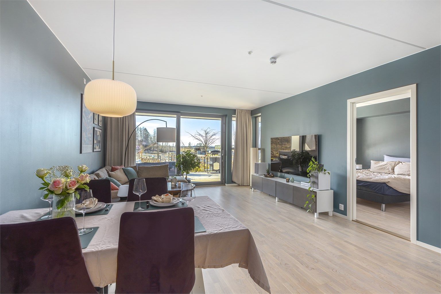 Fra stuen er det adkomst til et romslig soverom med garderobeløsning 