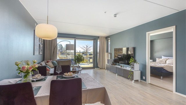 Fra stuen er det adkomst til et romslig soverom med garderobeløsning