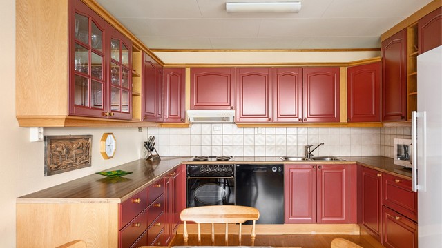 Kjøkkenet er utstyrt med kokeplate, stekeovn, kjøleskap og oppvaskmaskin.