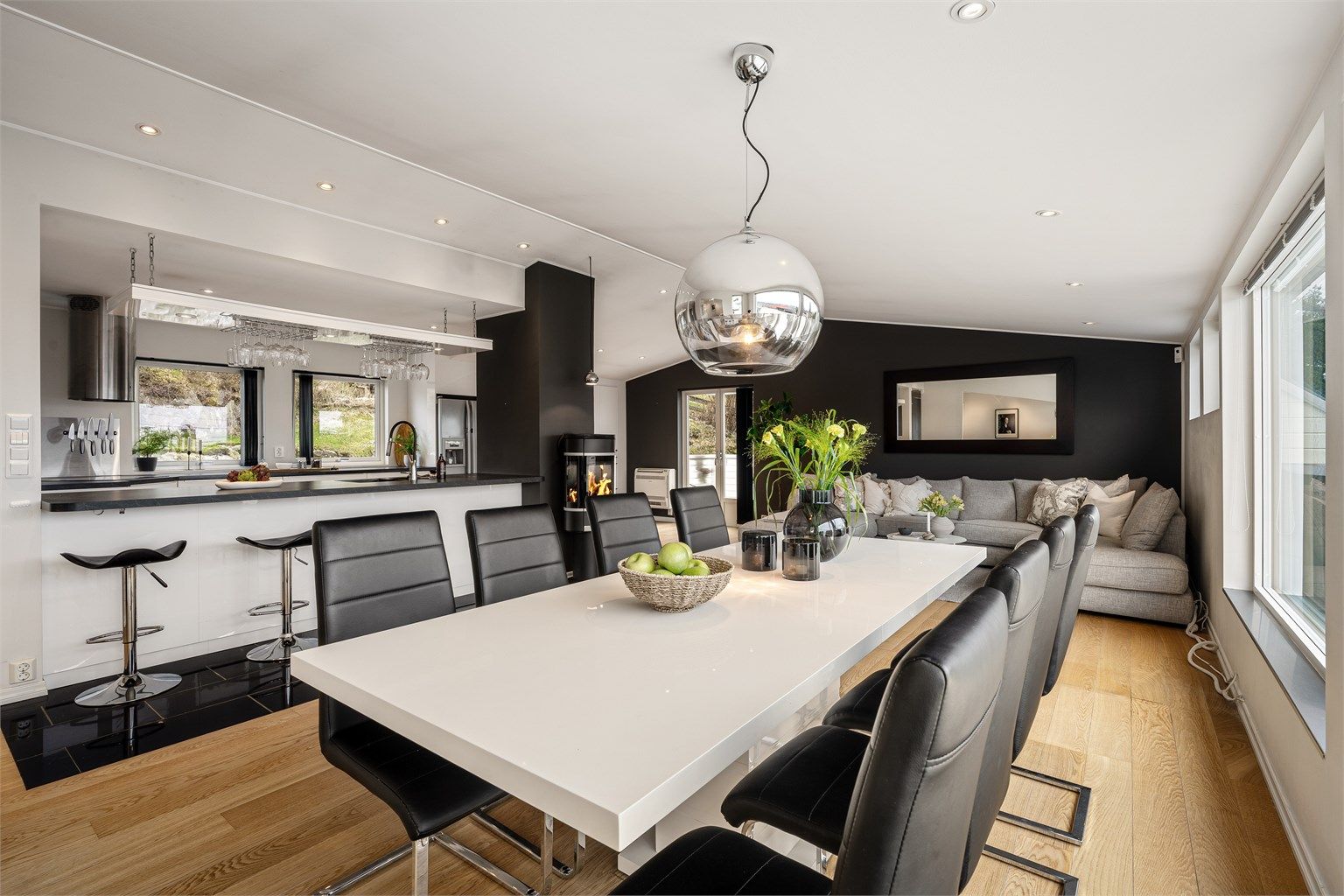 Den åpne planløsningen kombinerer kjøkken og stue på en svært elegant måte. Ideelt til både hverdag og sosiale sammenkomster.