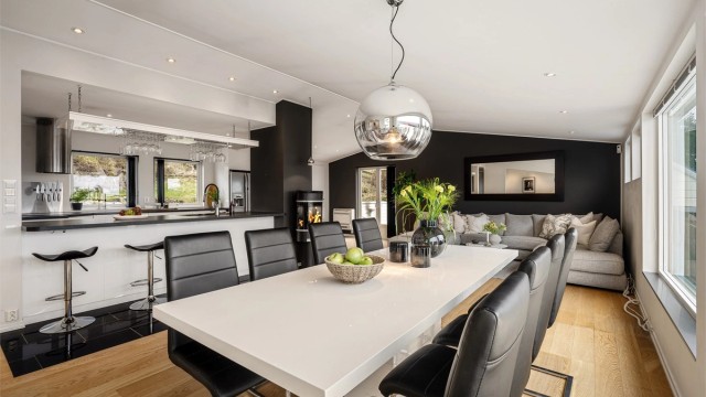 Den åpne planløsningen kombinerer kjøkken og stue på en svært elegant måte. Ideelt til både hverdag og sosiale sammenkomster.