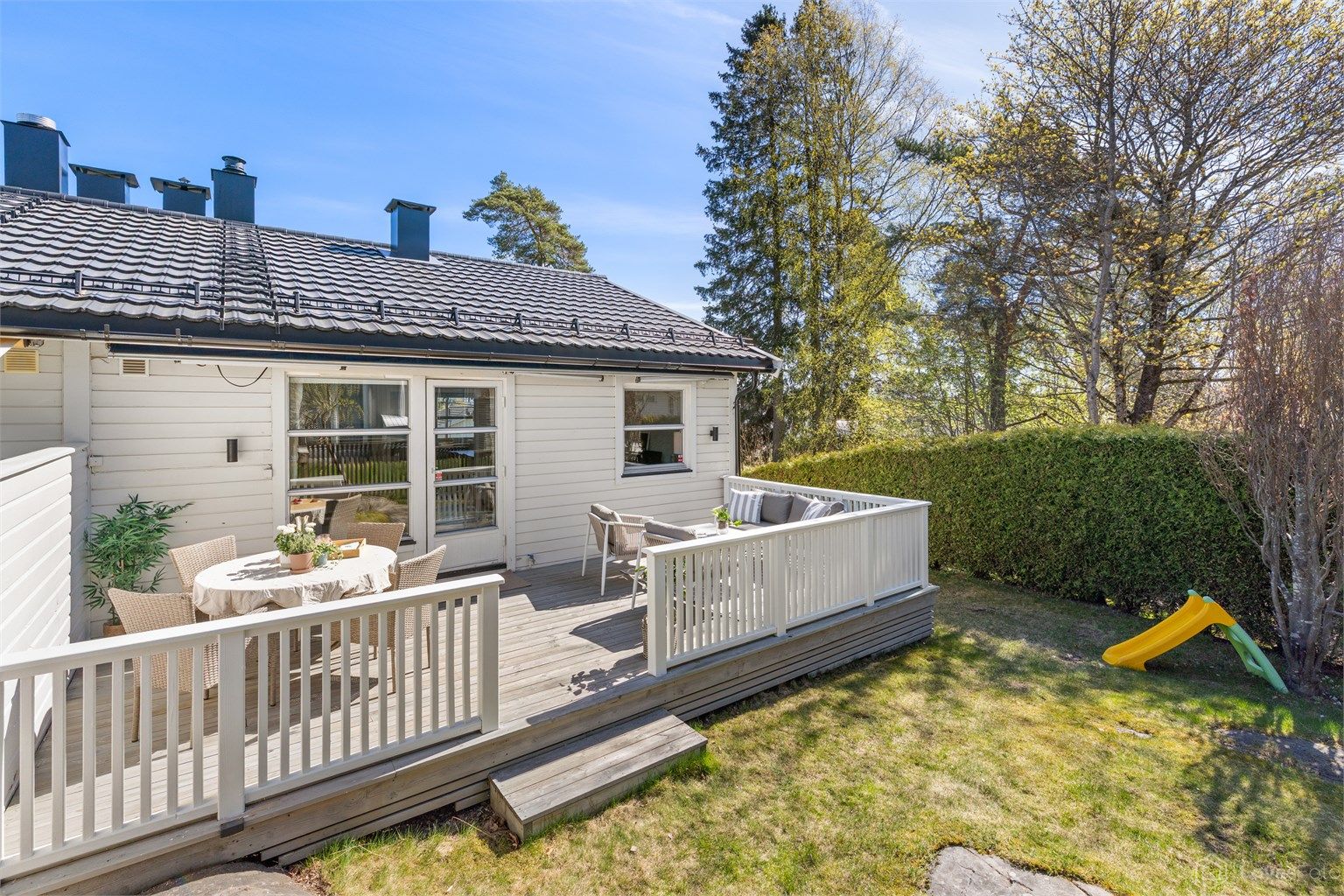 Boligen har eksklusiv bruksrett til en skjermet og pent opparbeidet hage.