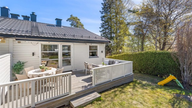 Boligen har eksklusiv bruksrett til en skjermet og pent opparbeidet hage.