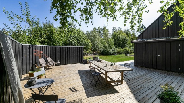 Bakhagens skjermede terrasse er som skap for måltider og sammenkomster under åpen himmel.
