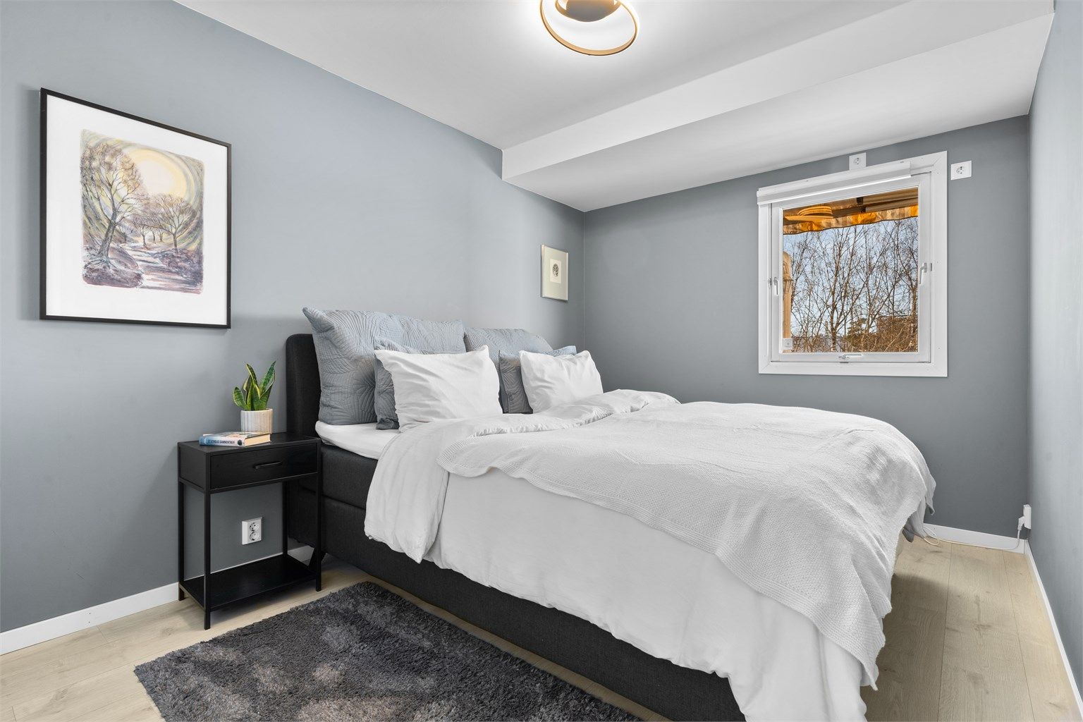 Hyggelig soverom med god plass for dobbeltseng, nattbord og annet passende møblement.