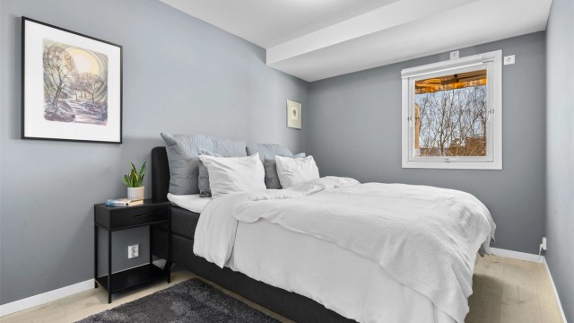 Hyggelig soverom med god plass for dobbeltseng, nattbord og annet passende møblement.