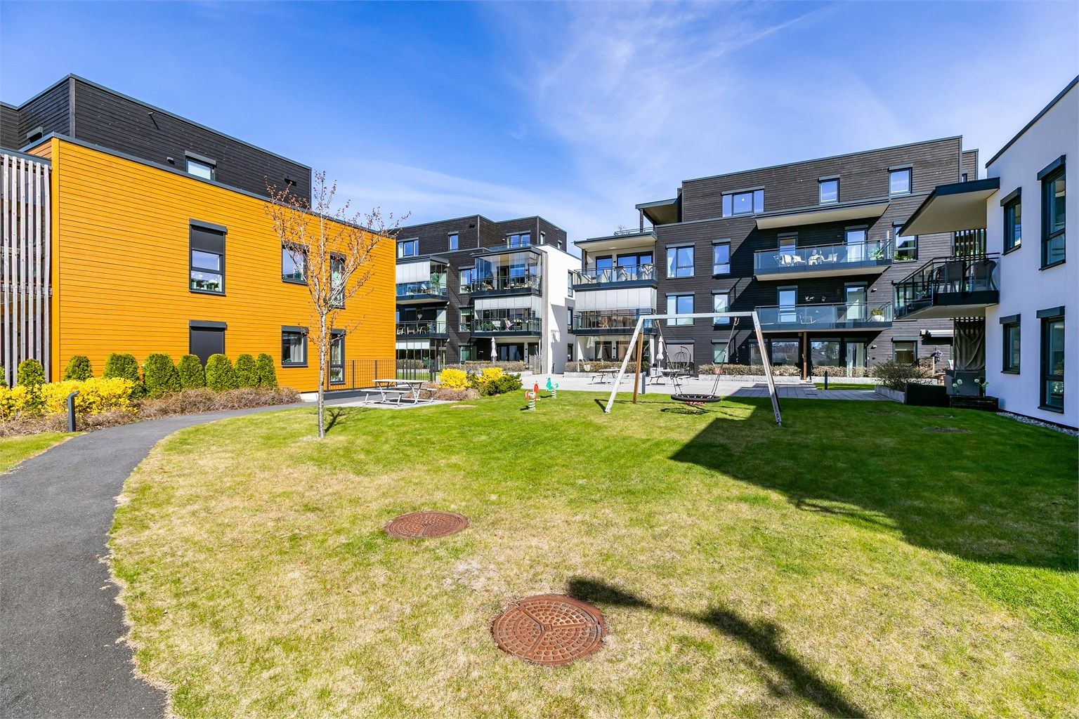Fellesarealene er velholdt og tilrettelagt for aktiv bruk av både beboerne og besøkende.