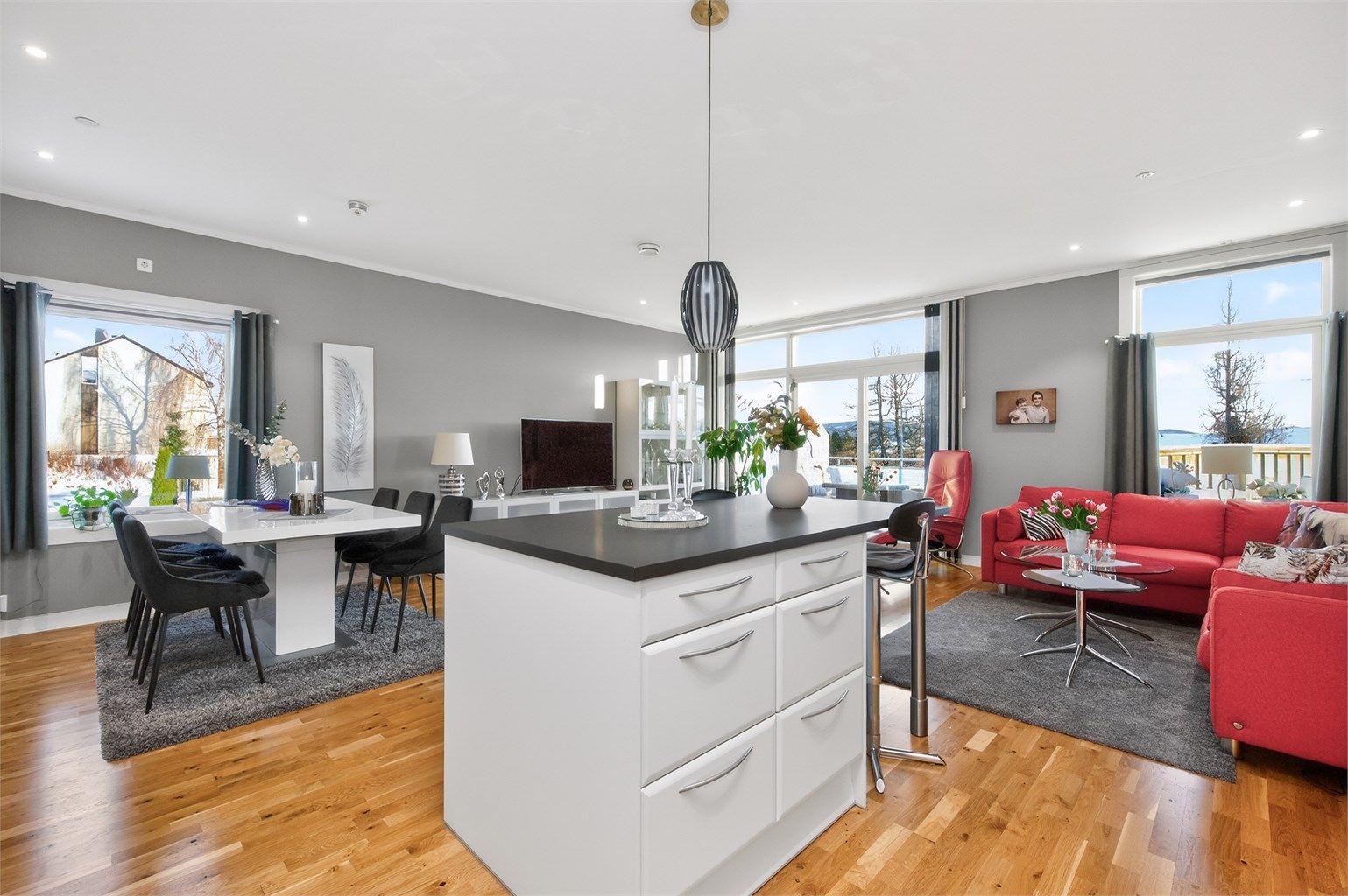 Leiligheten er gjennomgående lys og luftig med utstrakte vindusflater som sikrer rikelig med naturlig dagslys. 