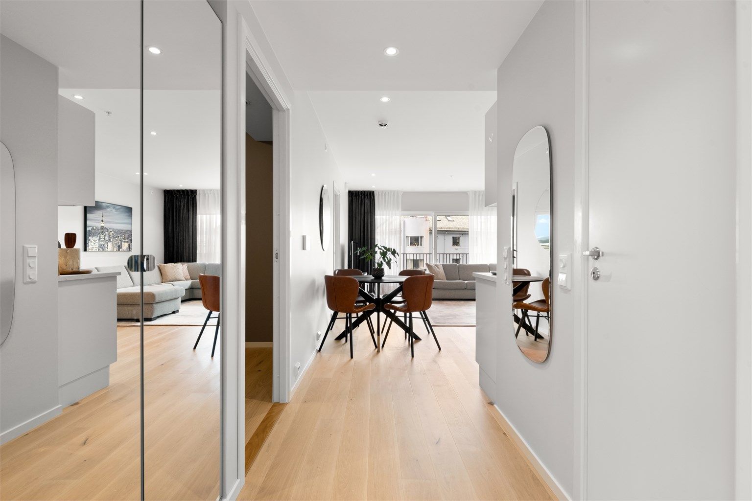 Innbydende entré med skyvedørsgarderobe 