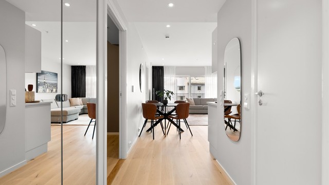 Innbydende entré med skyvedørsgarderobe